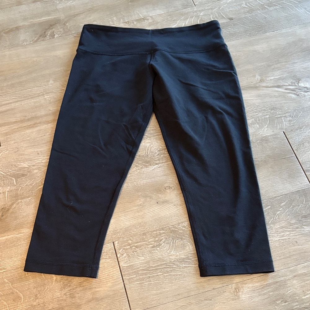Lululemon Size 8 Black Cropped Leggings 21” Inseam